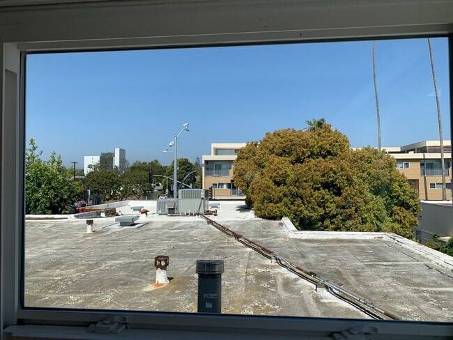 Building Photo - 2604 Santa Monica Blvd
