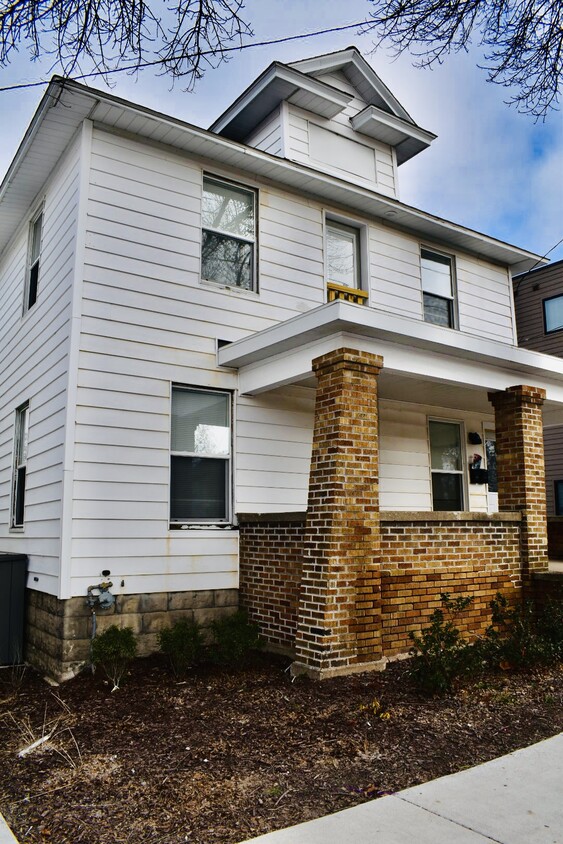 Front Entry (Looking at Fulton) - 949 Fulton St W