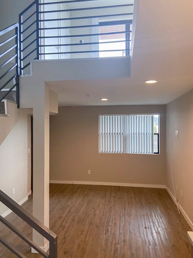 Building Photo - 753 Lillian Way