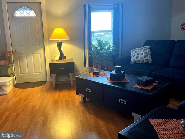 Foto del edificio - 695 W Kings Hwy