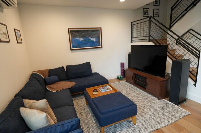Building Photo - Bright Ballard Townhome – 2BR/2BA, 1,270 s...