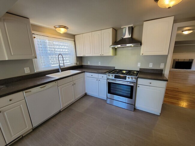 Foto del edificio - Gorgeous Oasis in Licton Springs Available...