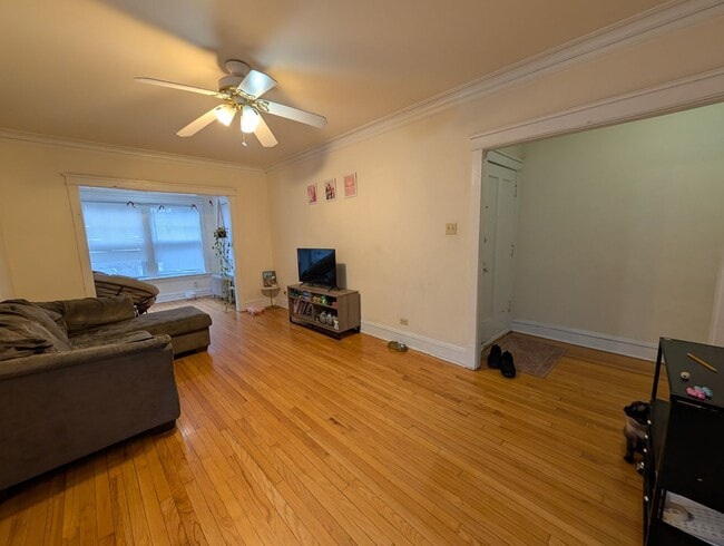 Foto del edificio - Spacious Albany Park 1-bed/1-bath with Sunroom and Dining Room