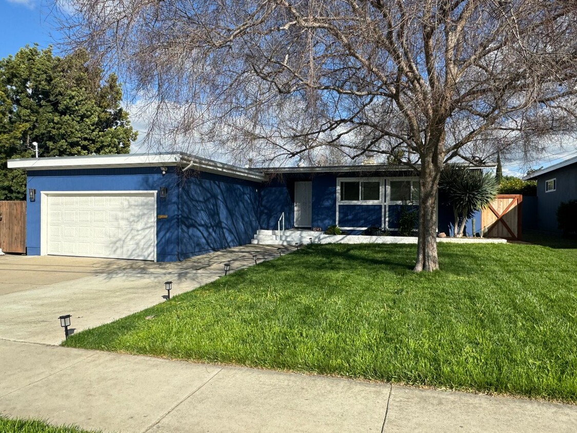 Foto principal - 3 Bedroom Single Level Home in Foothills o...