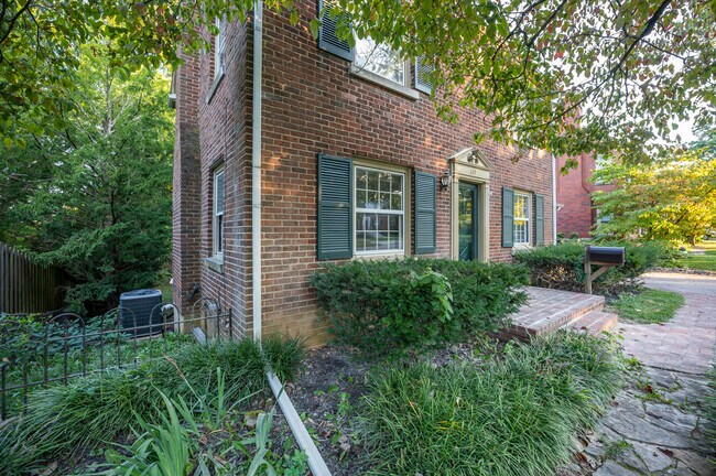 Building Photo - 419 Henry Clay Blvd