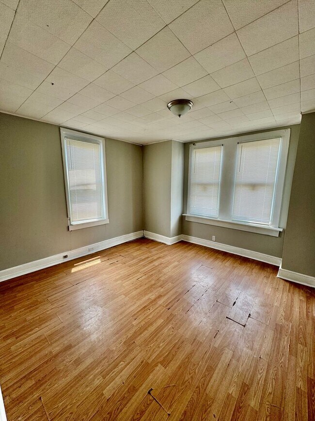 Building Photo - 3 Bedroom Home Available Now