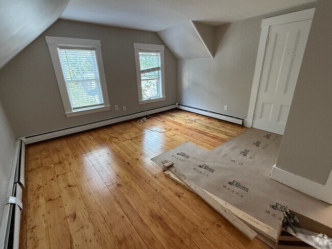 Building Photo - 4 E Watson St