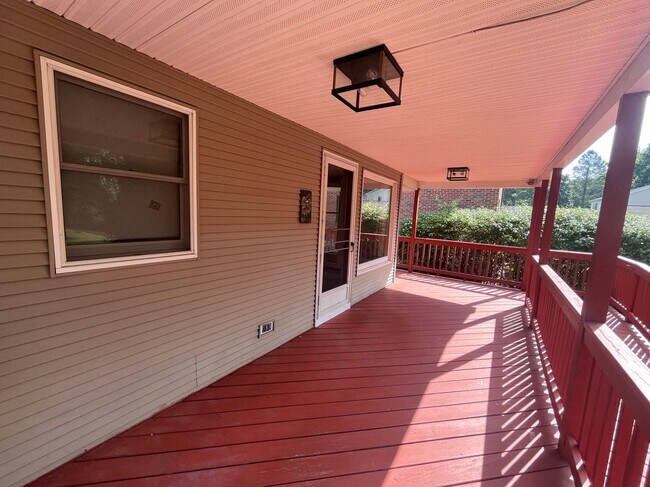 Foto del edificio - 64 Tomlinson Ave