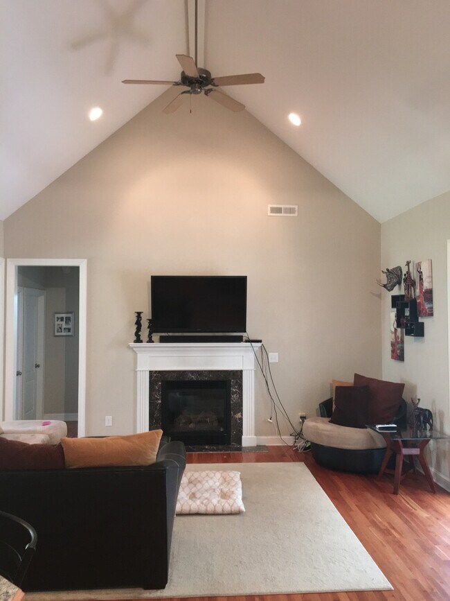 Building Photo - $1900 4 Bedroom 2.5 Bath Home in River Blu...