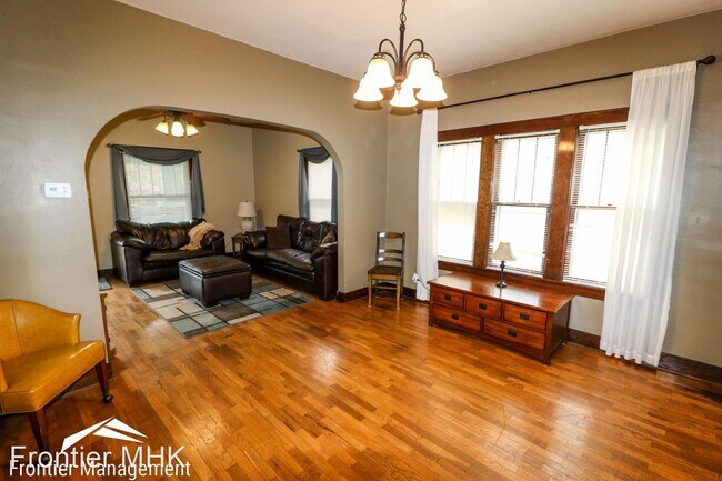 Foto del edificio - 4 br, 2 bath House - 118 S Manhattan Ave.