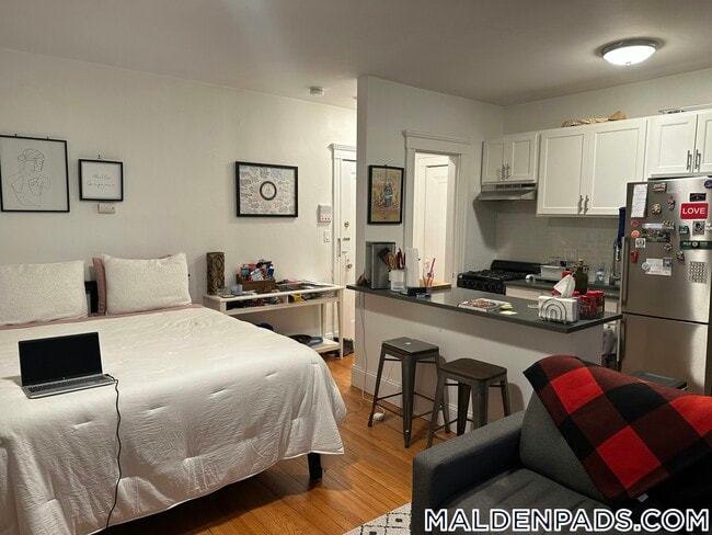 Building Photo - 170 Maple St