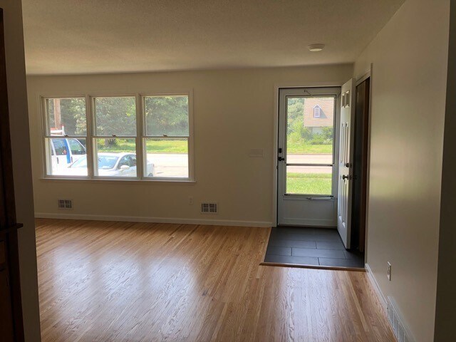 Foto del edificio - 1428 Long Pond Rd