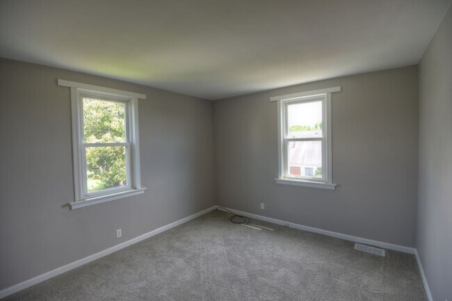 Foto del edificio - 2-Bedroom, 1-Bath Single-Family Home with Integral Garage and Renovated Interior for Rent