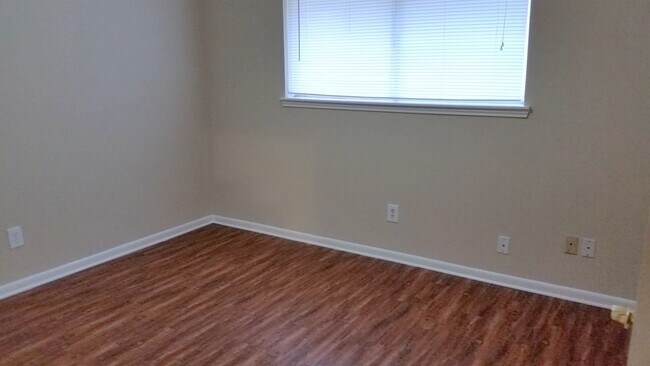 Foto del edificio - 430 Mistywood Dr