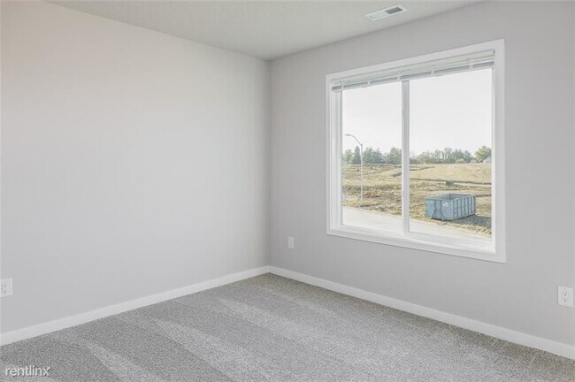 Building Photo - 3 br, 2.5 bath House - 16615 Oakwood Dr 46...