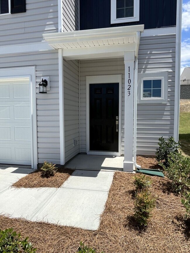 Building Photo - Brand New 4 Bed Home in University Area