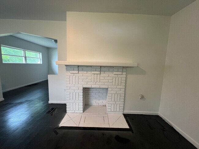 Foto del edificio - 2 bedrooms 1 bathroom house