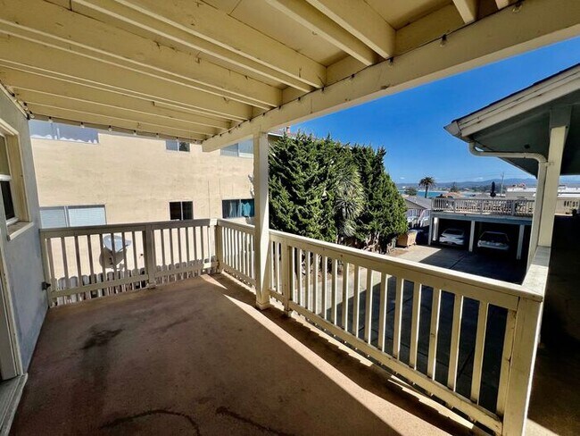 Building Photo - 2 bedroom 1 bath apartment in Downtown Monterey!