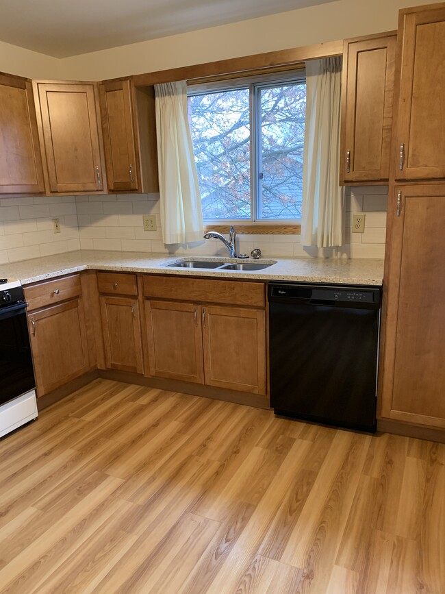 Kitchen - 400 Parkside Dr