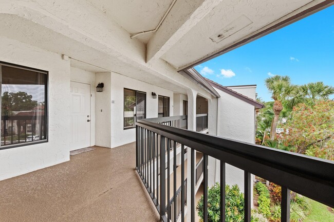 Building Photo - 5380 Cedar Lake Dr