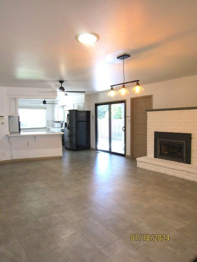 Building Photo - Beautiful 4 Bedroom 2 Bath Home in Santa R...