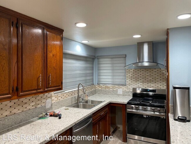 Building Photo - 5 br, 2.5 bath House - 3001 N. Valley View...