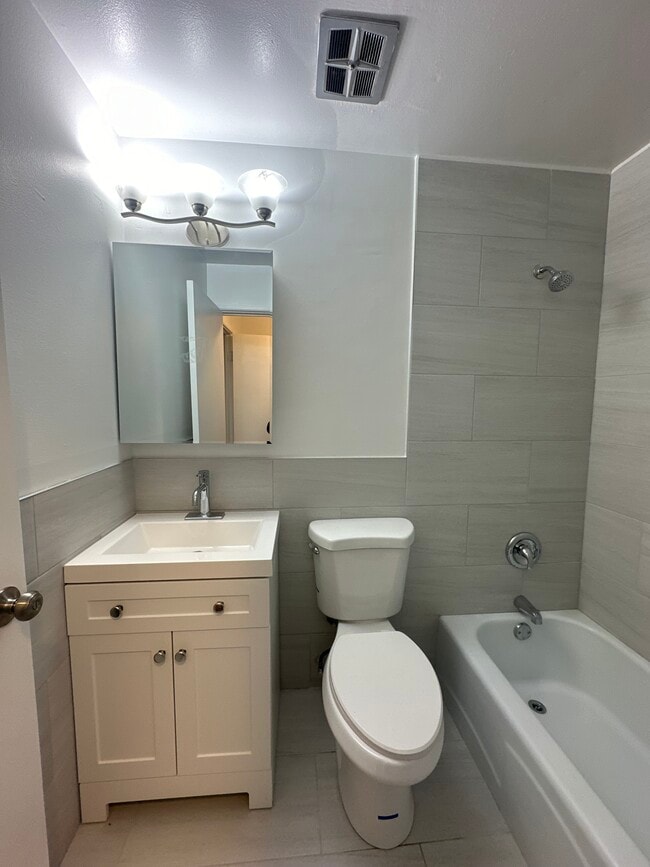 Building Photo - 3815 N Pine Grove Ave