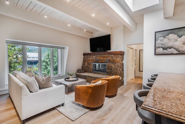 Building Photo - 725 E Durant Ave