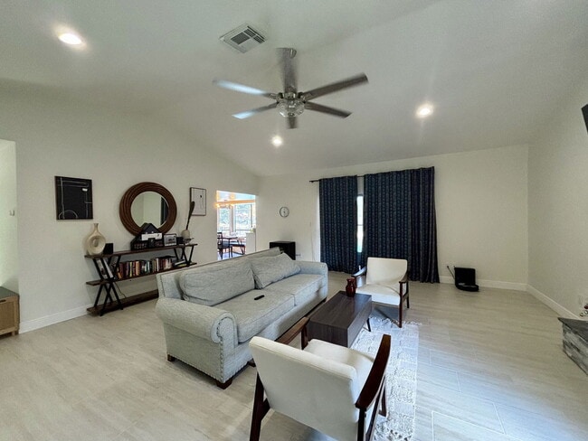 Foto del edificio - 9135 San Ambrosio Dr