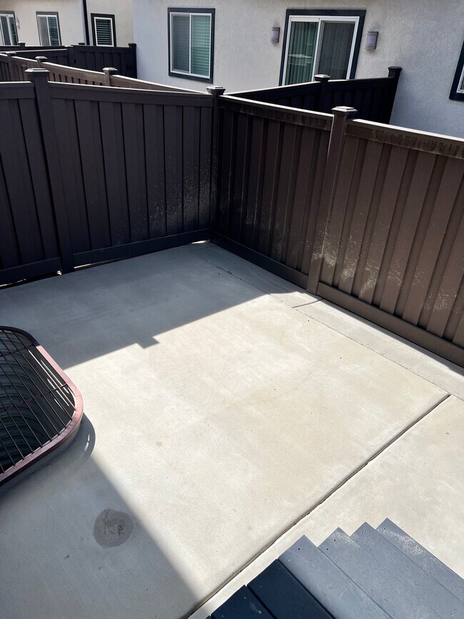 Building Photo - Bluffdale Townhouse