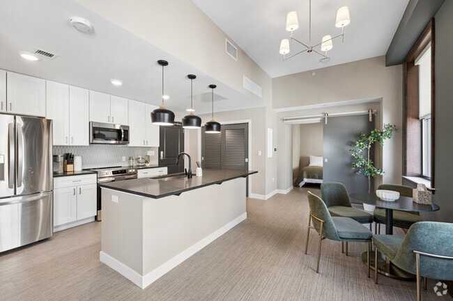 A17 1 dormitorio, 1 baño con estudio - 921 pies cuadrados - Comedor - The Bulkley