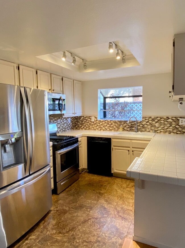 Foto del edificio - East Ventura - Three bedroom Townhome in R...