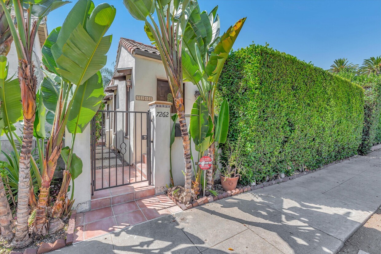 Foto principal - 7262 Willoughby Ave