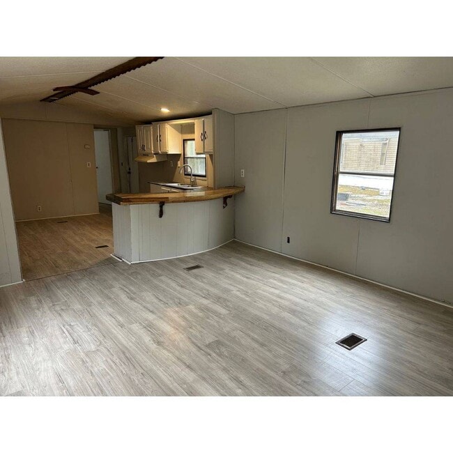 Building Photo - 4502 E Old Marion Hwy