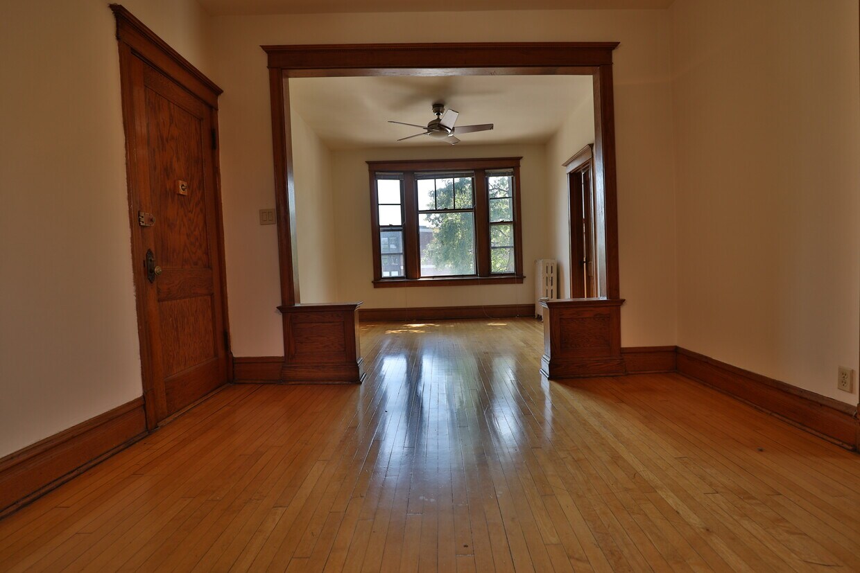 Primary Photo - 1403 N Wicker Park Ave