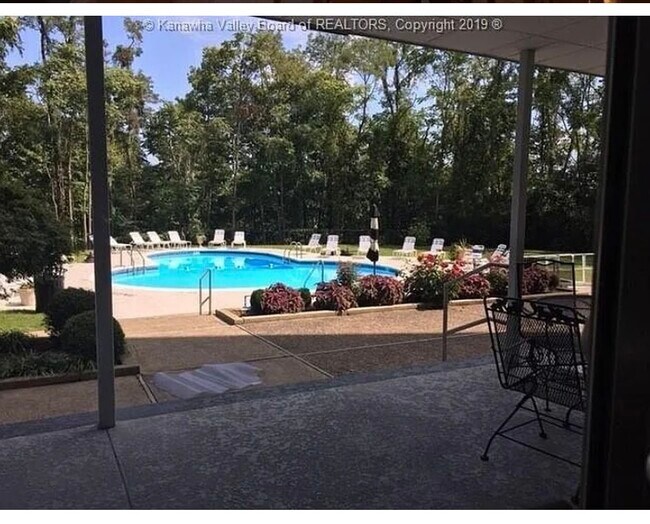 Beautiful landscaping and pool - 1800 Roundhill Rd
