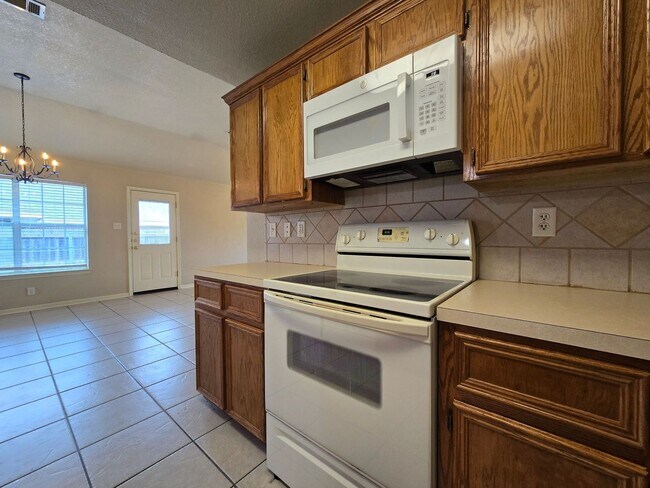 Foto del edificio - AVAILABLE NOW!