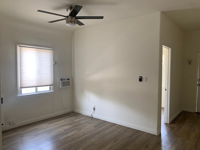 Foto del edificio - 123 S Grand Oaks Ave