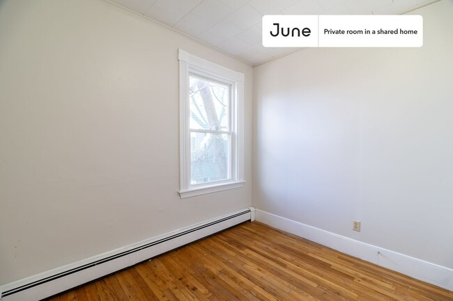 Foto del edificio - Private bedroom in 3 bed/1 bath Home
