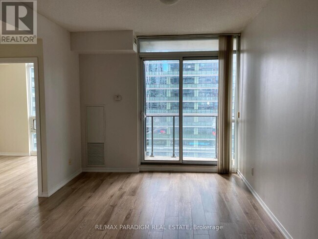 Photo du bâtiment - 65-1765 Bremner Blvd