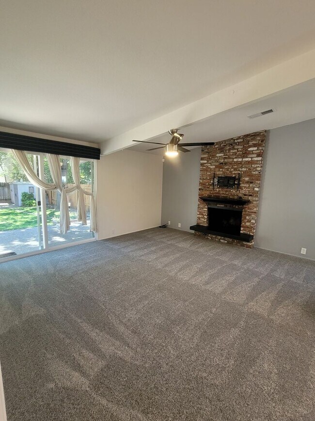Foto del edificio - Mid-Century Modern half-plex in American R...