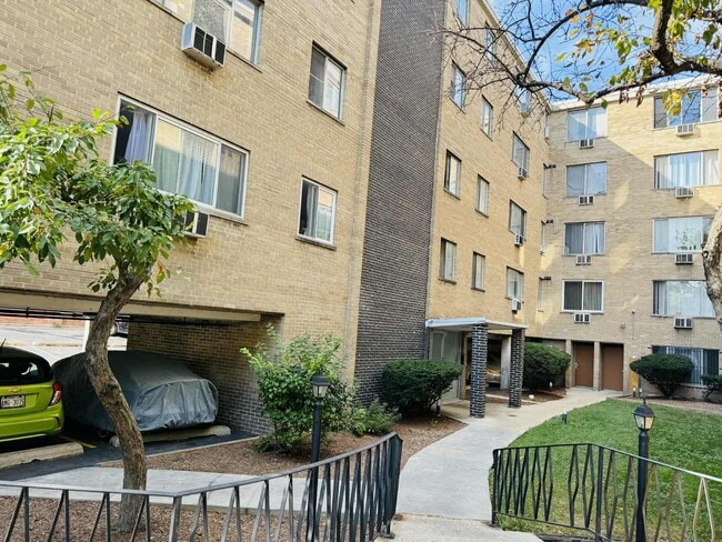 Foto del edificio - 7320 N Rogers Ave