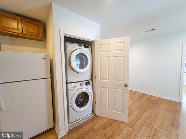 Building Photo - 110 N 51st St