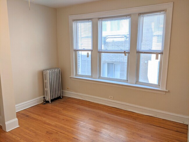 Foto del edificio - 1208 W Chase Ave