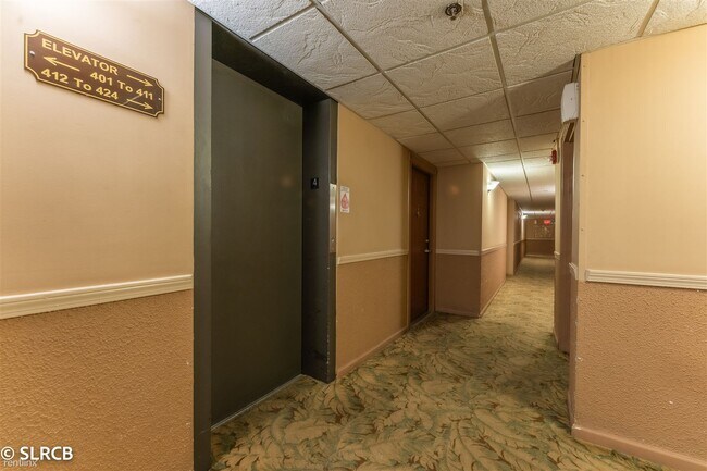 Building Photo - 1 br, 1 bath Condo - 1919 S Wolf Rd Apt 409