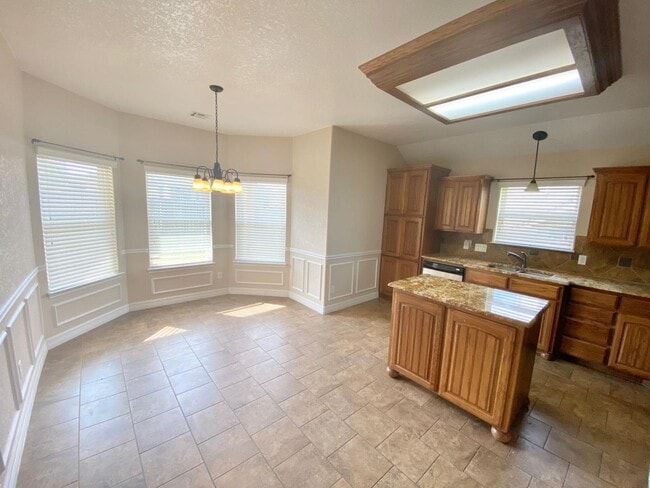 Building Photo - AVAILABLE NOW!