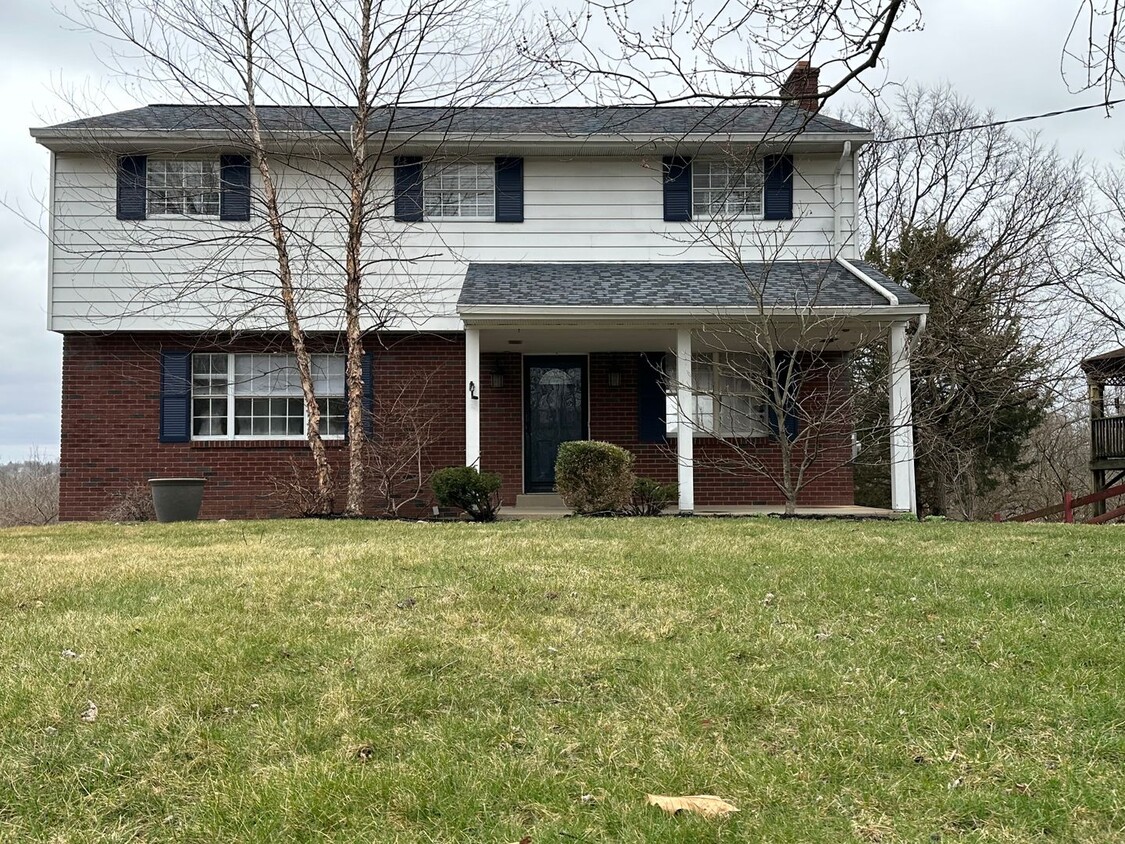 Foto principal - Colerain- 4 bed 2.5 bath 2 car garage Trad...