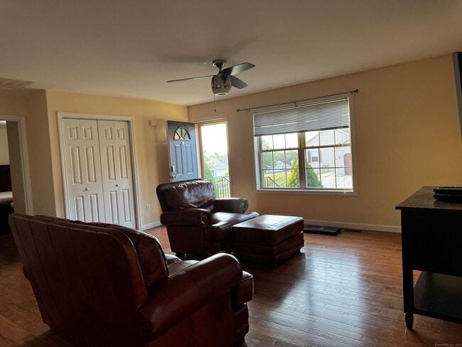 Building Photo - 16 Oriole Dr