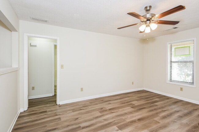Building Photo - 320 Freeport Dr