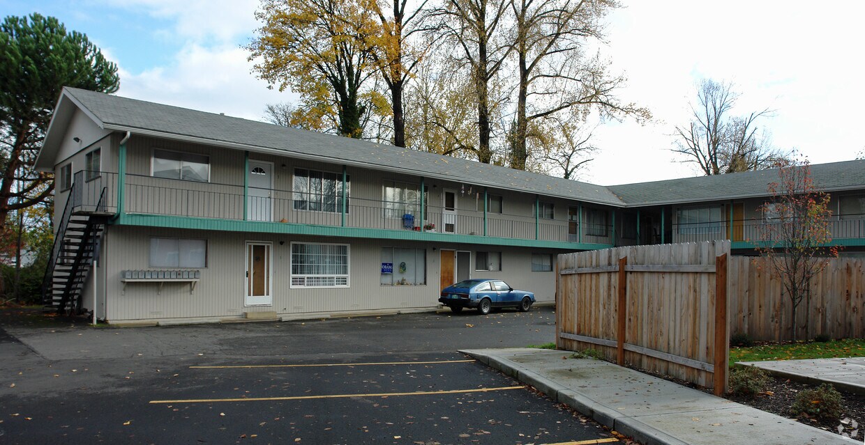 201 S James Ave, Silverton, OR 97381 Apartments in Silverton, OR